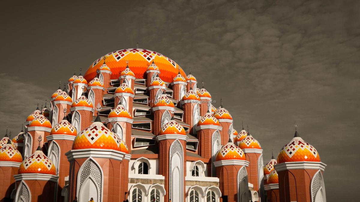 Foto Megah Masjid 99 Kubah (Masjid Seribu Kubah)