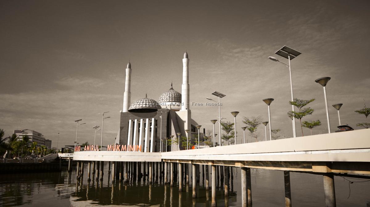Keagungan Masjid Terapung Amirul Mukminin di Ujung Pandang